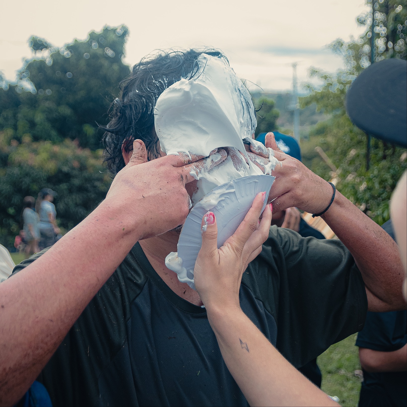 Reto de crema en la cara entre risas