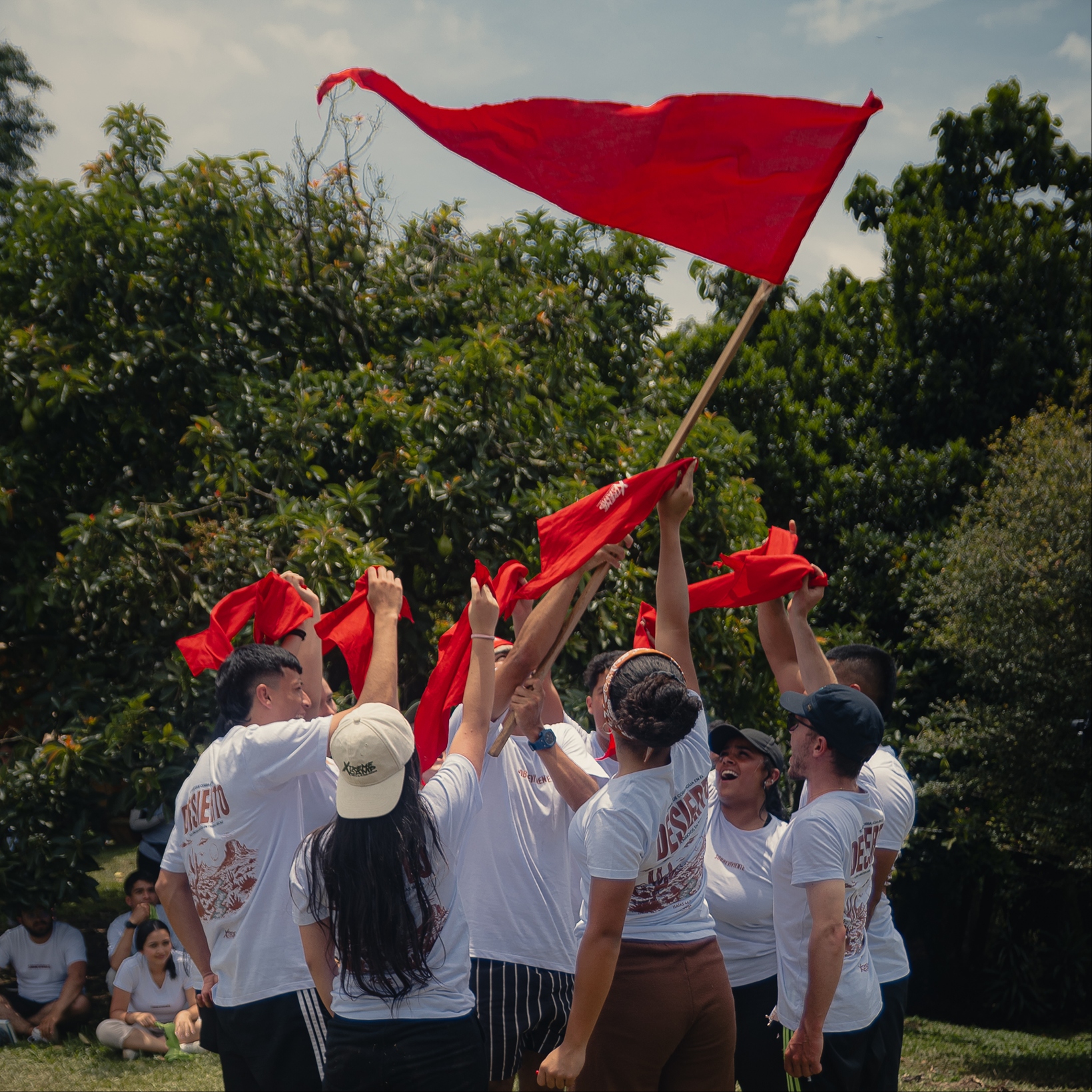 Tribu levantando una bandera roja al cielo