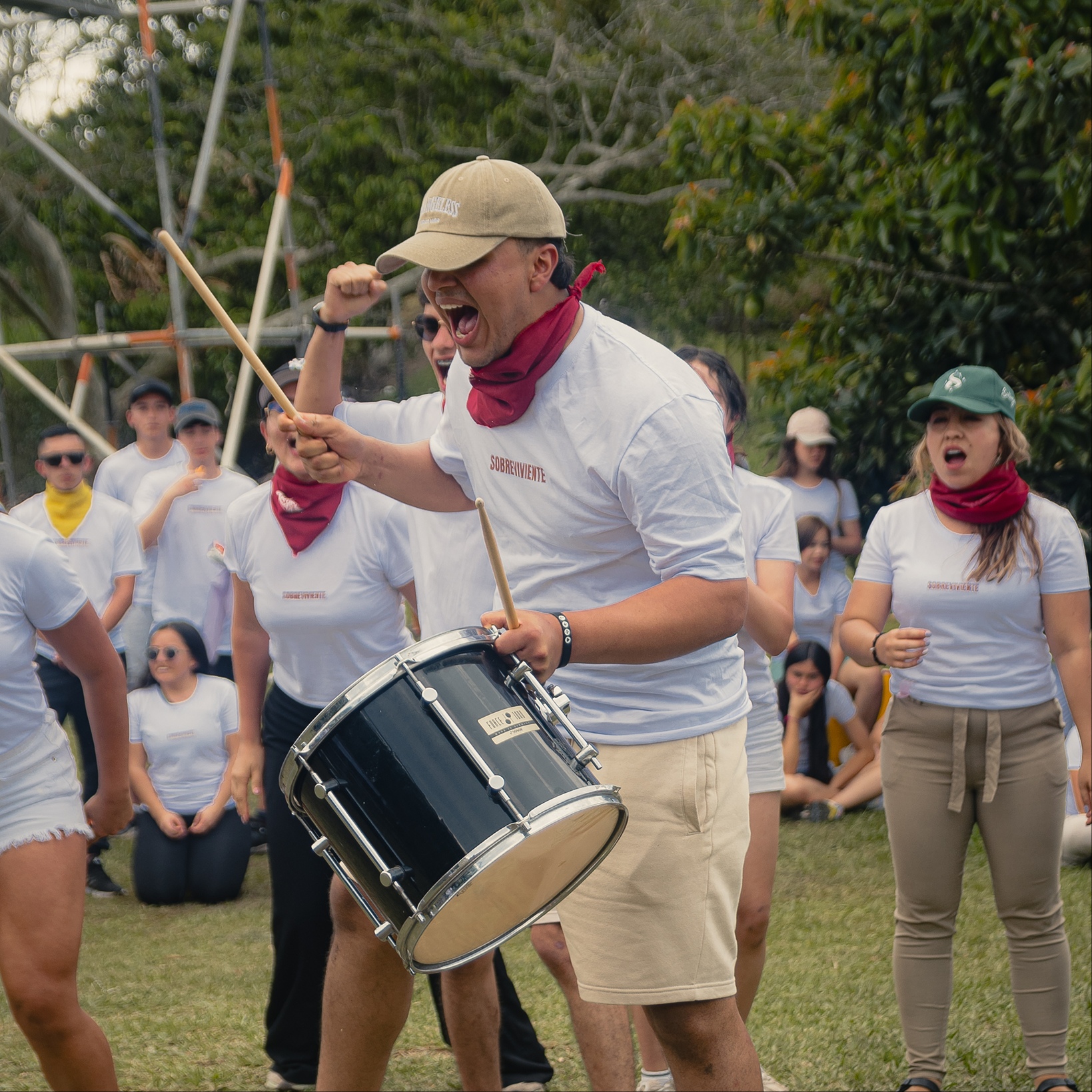Campista tocando el tambor con energía